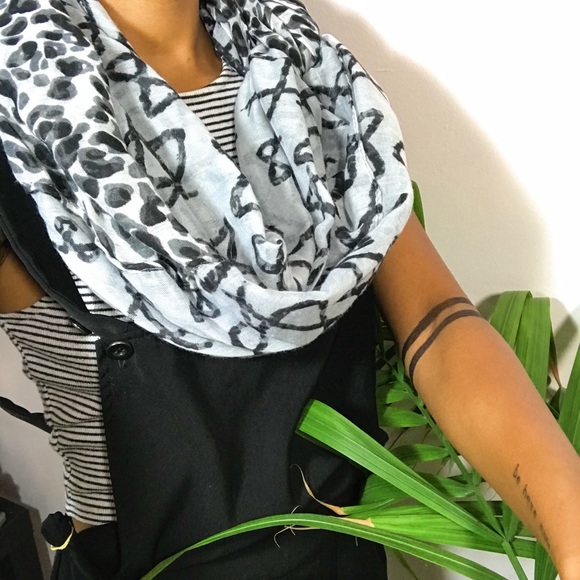 Printed Circle Scarf - Picture 2 of 2